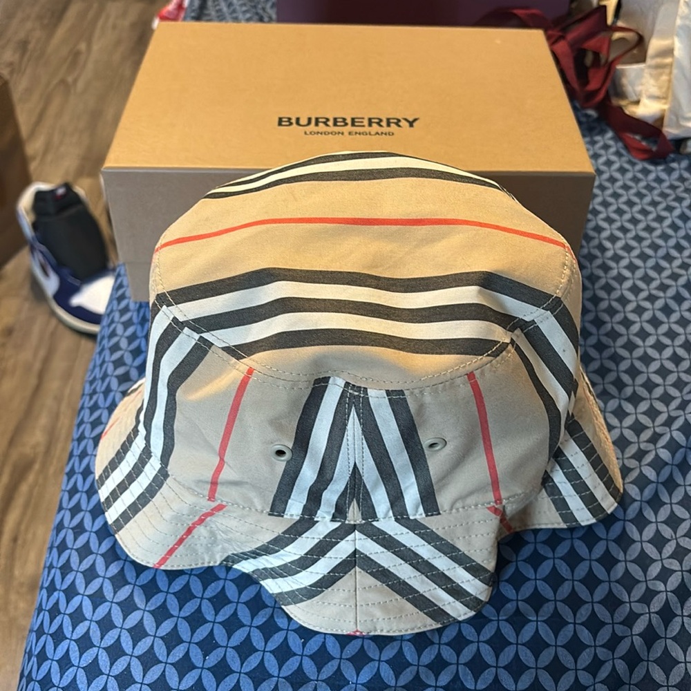 New Burberry Bucket, Size Large - Picture 1 of 2